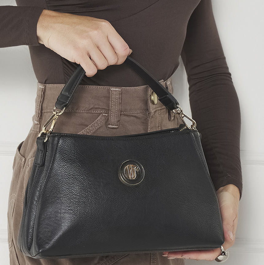 Bolsa feminina preta WJ modelo 46146 em material sintético com acabamento liso e detalhes metálicos dourados